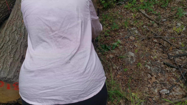 Bouncy Tits Action: Biciuiește-mi spatele și curul în aer liber purtând bluză