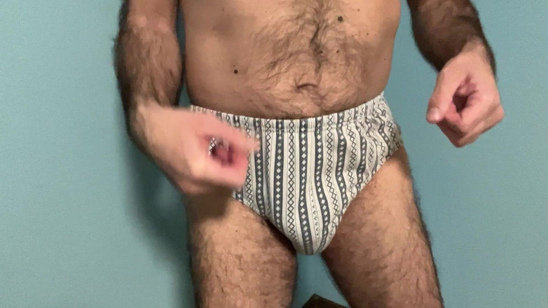 Earl Smile: 伯爵は彼のお気に入りのブリーフで美しいストリップショーを行います