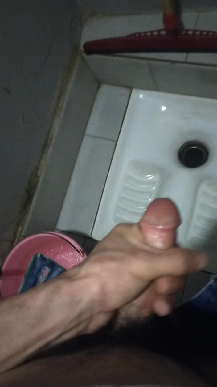 Morocco: Masturbation und Ejakulation im badezimmer