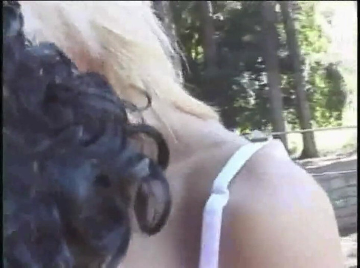 Shemale videos: Latino-twink benutzt eine sexy latino-transe im freien