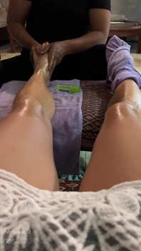 Massaggio oliato ai piedi da donne tailandesi