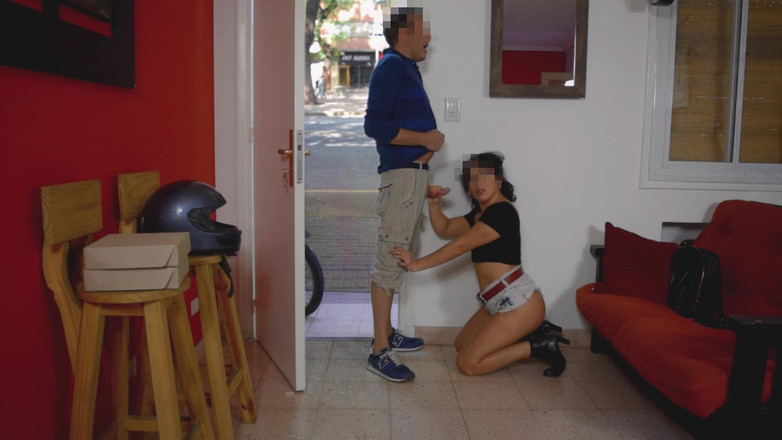 LadyRoma: Nyepong kontol pria pengantar barang