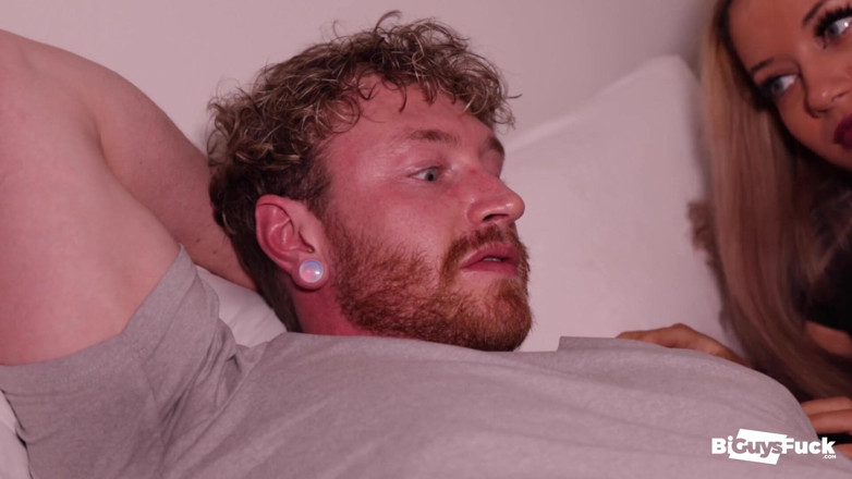 Bi Guys Fuck: Святой! ММЖЖ полный секс в студенческом общежитии. Двухъярусные кровати!