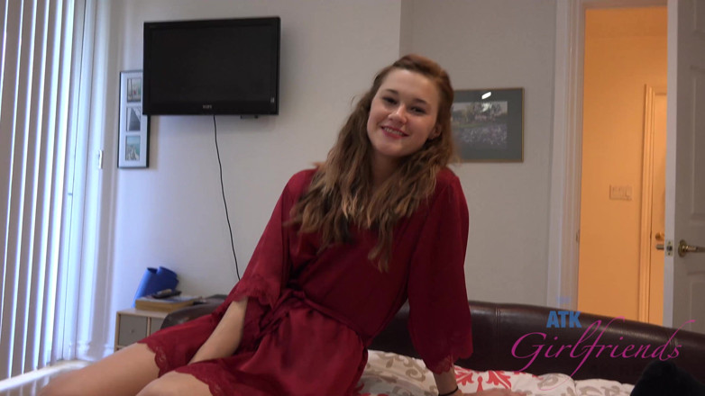 ATK Fans (Girlfriends): Sommersprossige teen alaina versucht zum ersten mal einen schwanz