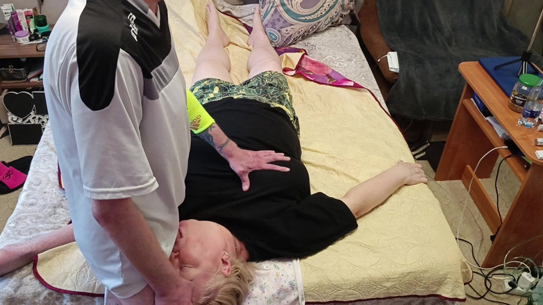 Zona901: Szarpię mojego fiuta i pieprzę macochę w ustach, aby ją...