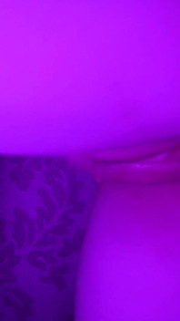 Grosse bite dans une petite chatte en gros plan