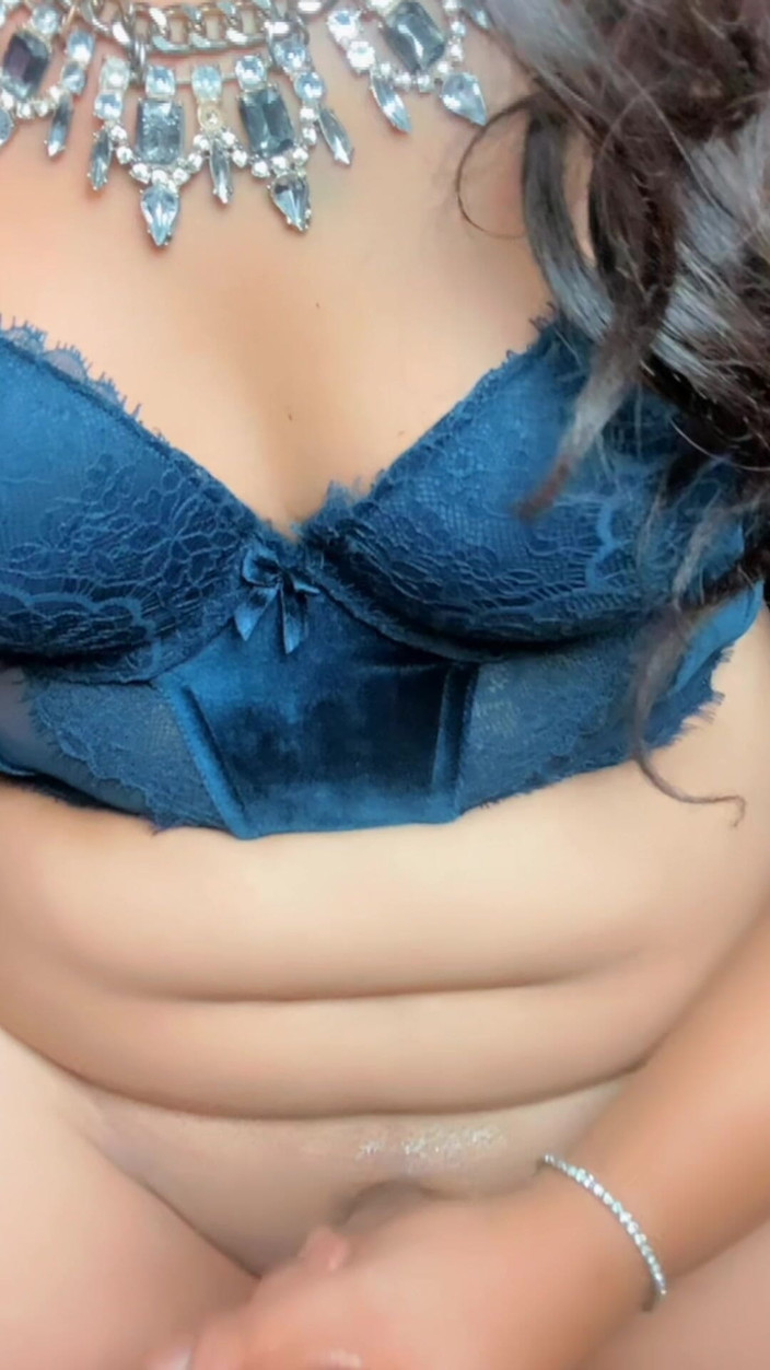 Sissyboykiki: 胖乎乎的马拉姆在等待爱人弯腰的同时玩弄她的假阳具