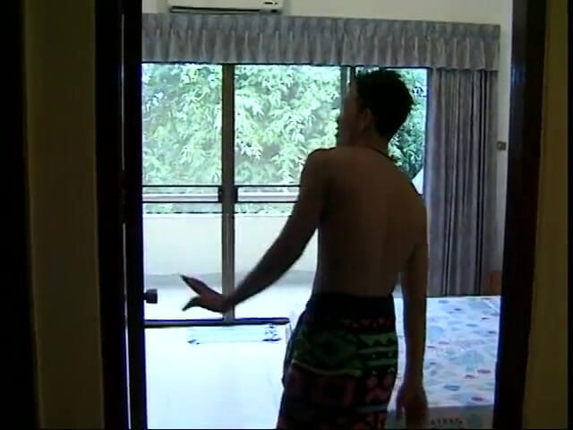 Gays Case: Cachonda tailandesa acaricia su polla caliente en la cama