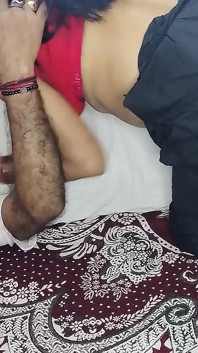 Sexy bebê chupando vaca de posição de quatro com seu padrasto, mamilo quente, pequena buceta