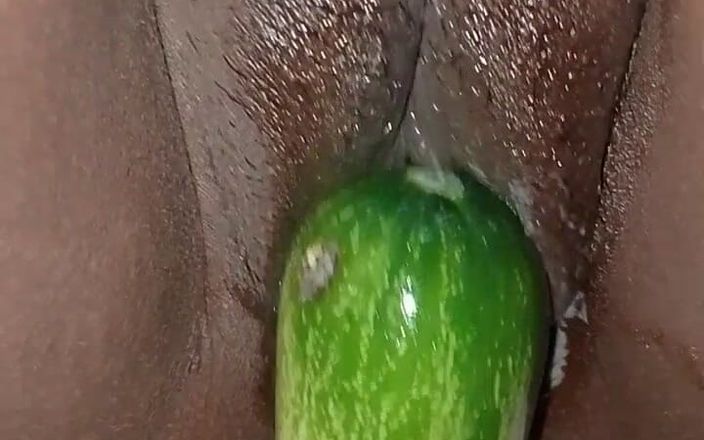 Indian desi hot poja: Cucumber Inserted in Neighbor's Vagina, the Vagina Was Very Tight