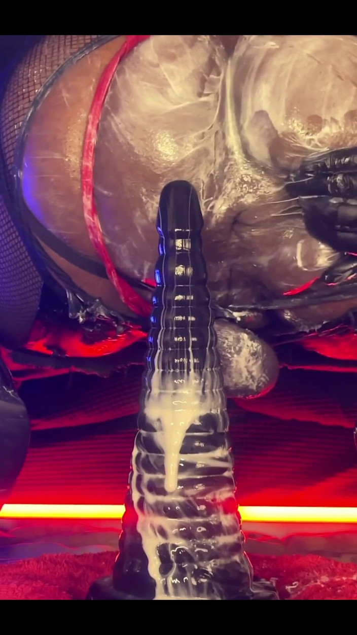 DipsoDeep: Femboy Bottom Dipsodeep Krémuje zadek s velkým robertkem - anální trénink