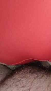 Baise-la dans une culotte rouge puis lui éjacule