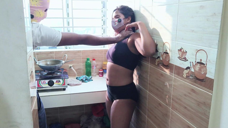 HottyKisku02: Une bhabhi du village se fait baiser dans la cuisine...