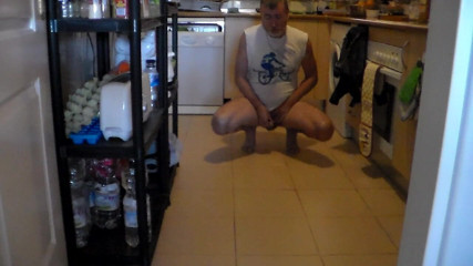 Sex hub male: John está haciendo pis en el piso de la cocina