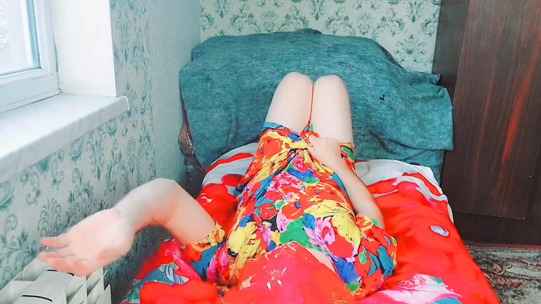 Kitty_Cross: Ateşli boşalma öncesi kesilmiş yarak pürüzsüz bacaklarla alkışlıyor beni azdırıyor