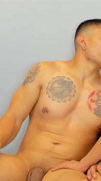 Štíhlý twink masturbující s tlustým XXL penisem Kolumbijce