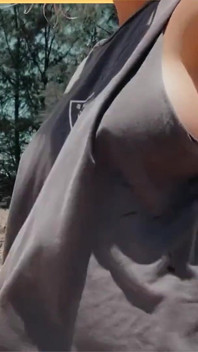 Moglie ha osato camminare intorno tette di lato sulla spiaggia