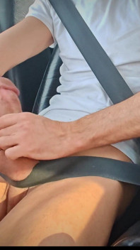 Clarabitch conduit et branle sa grosse bite avec éjaculation