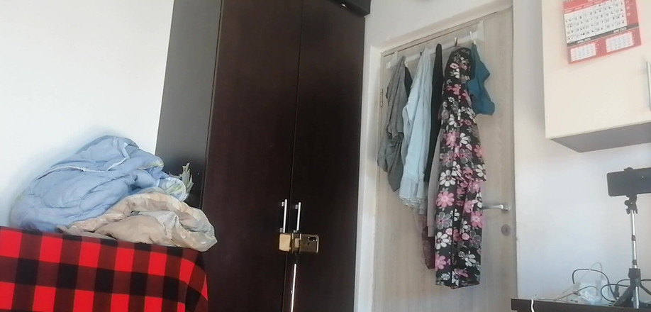 Amateur_MS: Seksowna latynoska Zabawa przymierzając ubrania i je wycinając