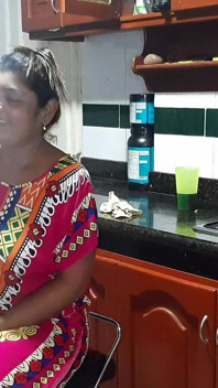 मेरी सौतेली मम्मी की अमीर चूत को किचन में चखना