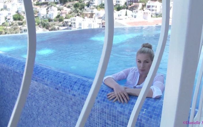 Danielle Maye: Vestiti bagnati provocanti per le vacanze