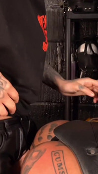Une MILF tatouée se fait baiser par 2 lesbiennes sexy