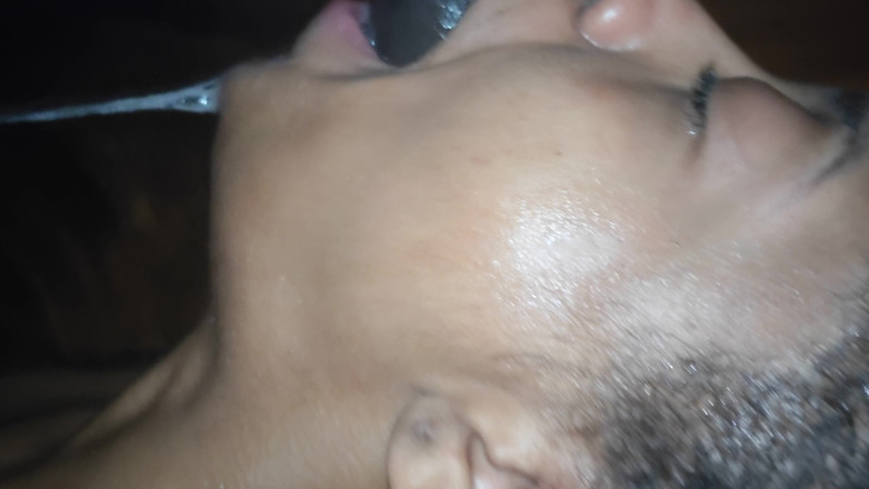 DaddyDeepDiQ: Meludah kuat deepthroat meleleh pada tetek besarnya