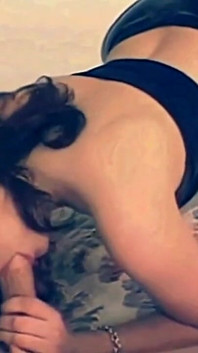 Güzel esmer orta yaşlı seksi kadın nostaljik pornoda küçük memelere boşalma