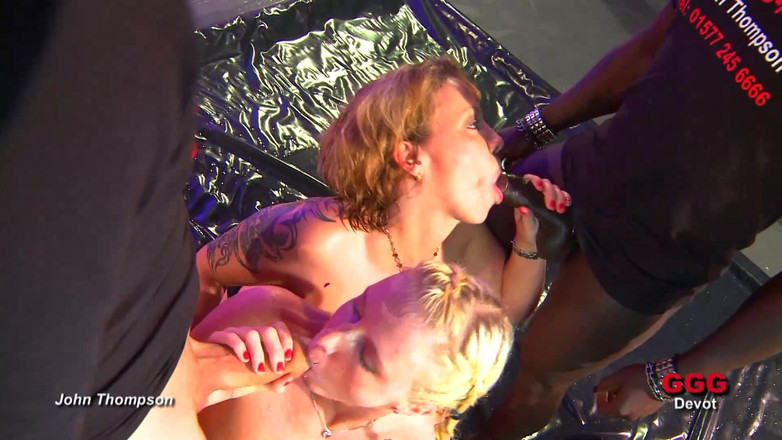 Gang Bang Germany: 金发少女亲吻交换精液和撒尿 ggg john thompson