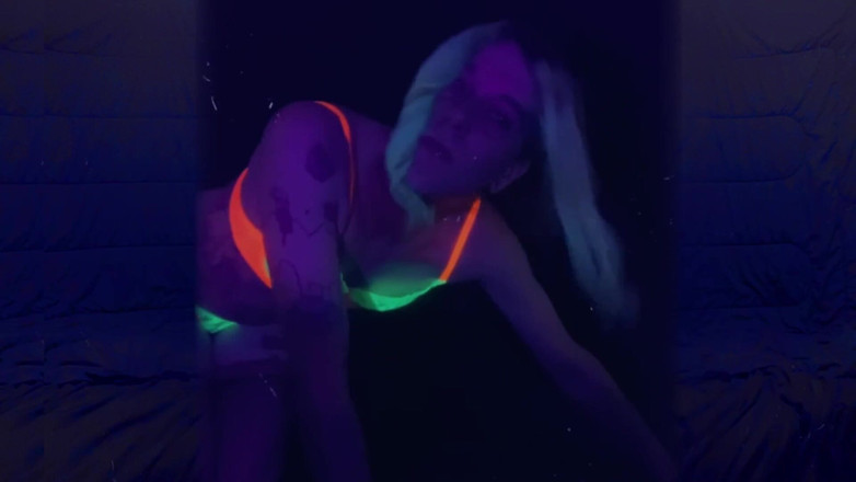 CarmenMelatonin: 하드코어 자지를 위해 포즈를 취하는 섹시한 Tgirl