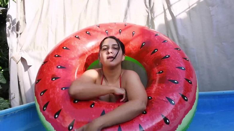 melu_world: Promenade dans la piscine en plein air avec une pastèque -...