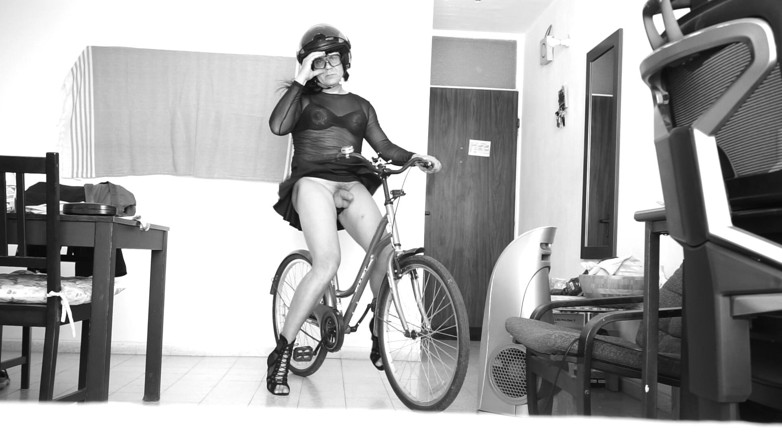 Voyager: Crossdresser pronto na bicicleta