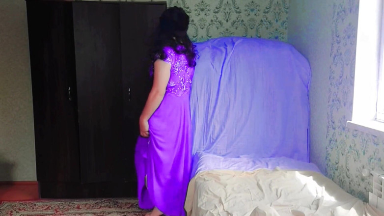 Kitty_Cross: Doce trans beleza soprando bolhas sob céu azul
