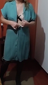 Už to nevydržím, sleduji, jak nevlastní syn naší služky masturbuje a začnu se svlékat