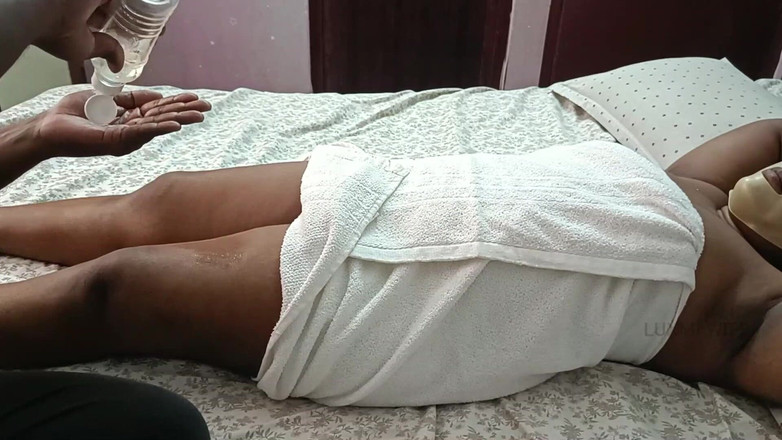 Luxmi Wife: Une femme appelle un masseur à la maison -1