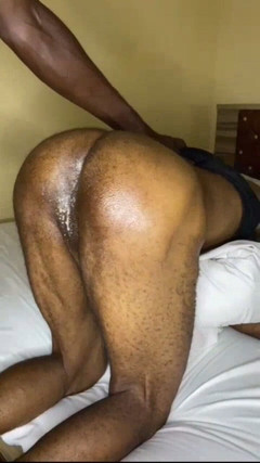 Chief_daddyy: 一个异性恋男人在黑人同性恋者手中失去了他的童贞。