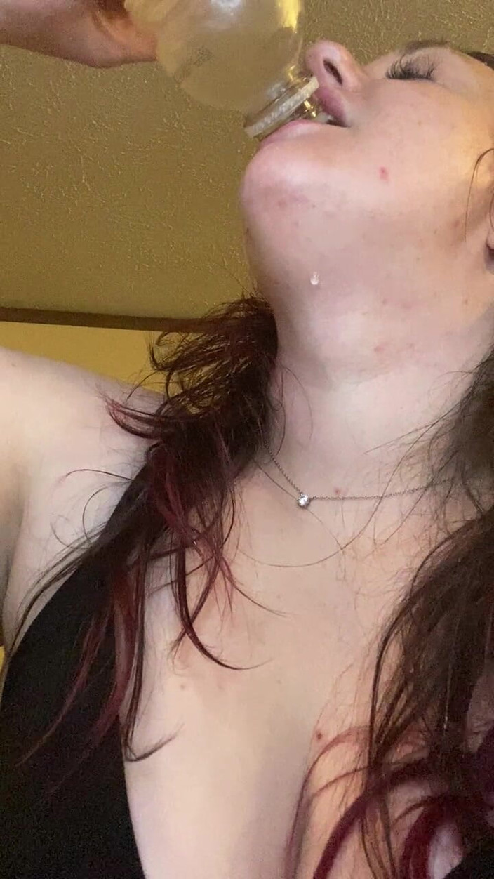 BellaBlast: Nữ thần chugs và gulps một loại trà xanh lớn