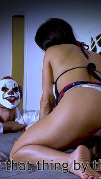 Halloween Video - Pennywise fode Vicky e goza no rosto