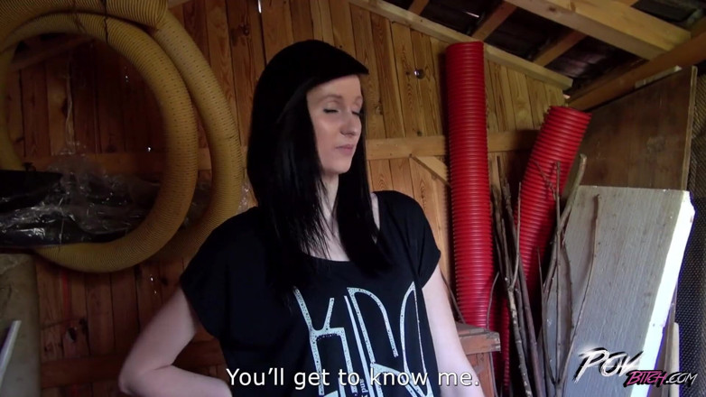 POV Bitch: Une grande brune montre ses talents sexuels dans la maison-jardin