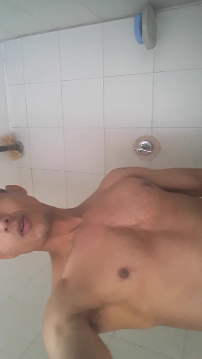 Jhonasx: Ducha Para Mi Pene, Duro Y Caliente