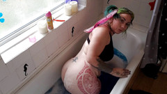 Tattooed Milfy Mama: 与奎芬的仙女洗澡时间