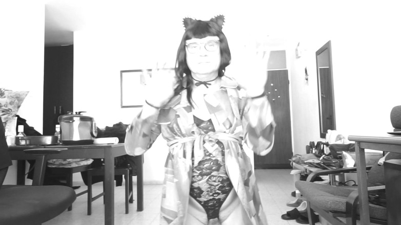 Voyager: Își deschide cu bucurie haina de toamnă și arată totul dedesubt