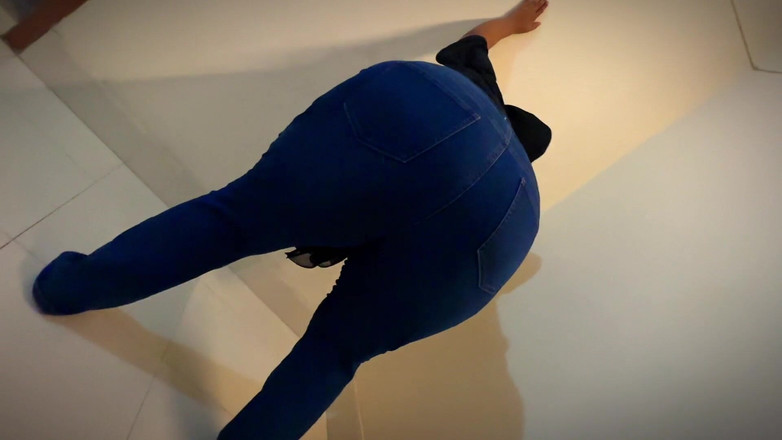 Aria Mia: Турецька пишна гаряча мусульманська мачуха в джинсових трусиках і показує велику дупу і пухкі цицьки і змушує мене вечеряти збудженою