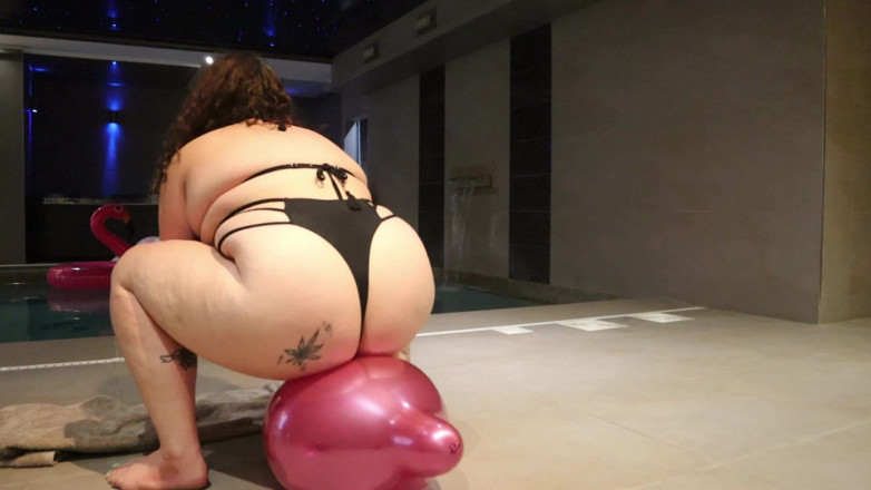 Goddess Kinx: Scoppio di palloncini a bordo piscina