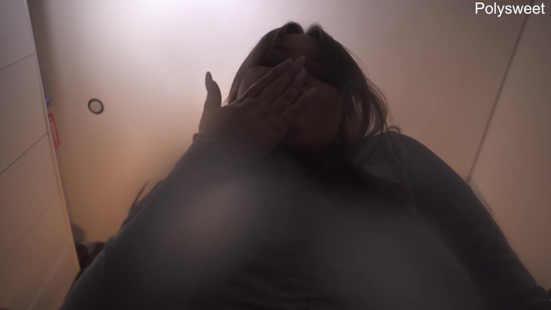 Polly Sweet: Strap-on'umu emdikten ve ayak parmaklarımı yalayınca ağzına tükürdüm