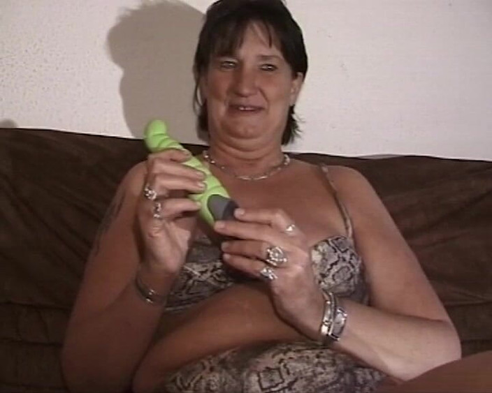 BB Video - Vintage Story: Німецька гілфа мастурбує секс-іграшками No1