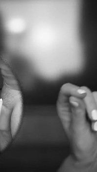 Milf Catwoman zuigt een grote pik en slikt het sperma dan van haar handen in dubbel zicht