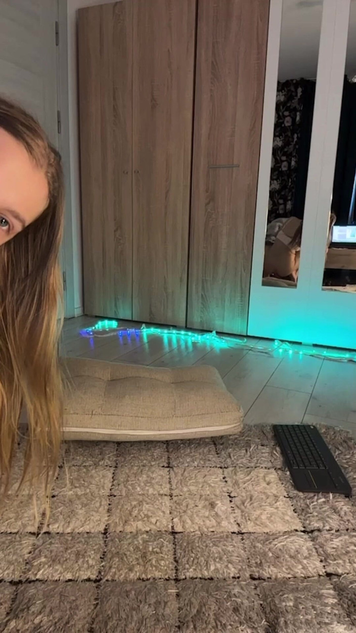 JuiceLussie: Plug anal avec queue devant la webcam