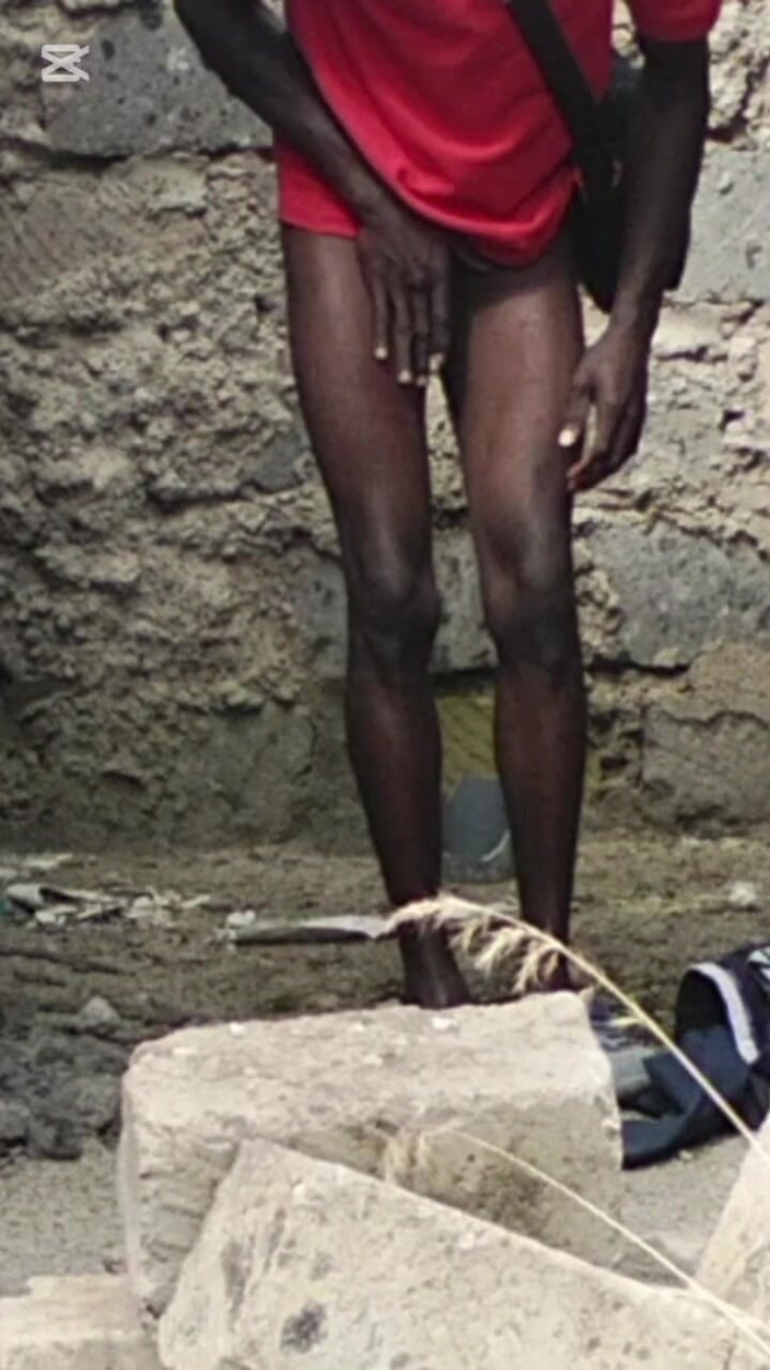 Bummer: Shamba-jongen werd geil terwijl ze dienst had