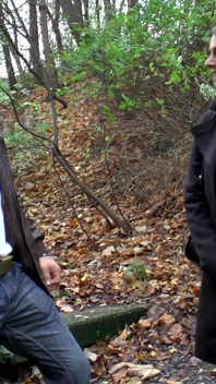 Oszałamiająca milf dostaje przyjemność wewnątrz i na zewnątrz